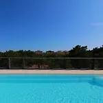 Sun, Sea And Poolside Bliss-beahost Διαμέρισμα