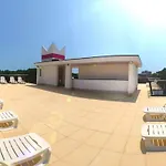 Sun, Sea And Poolside Bliss-beahost Μπιμπιόνε