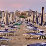 Sun, Sea And Poolside Bliss-beahost * Μπιμπιόνε
