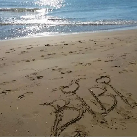 Sun, Sea And Poolside Bliss-beahost Apartament *