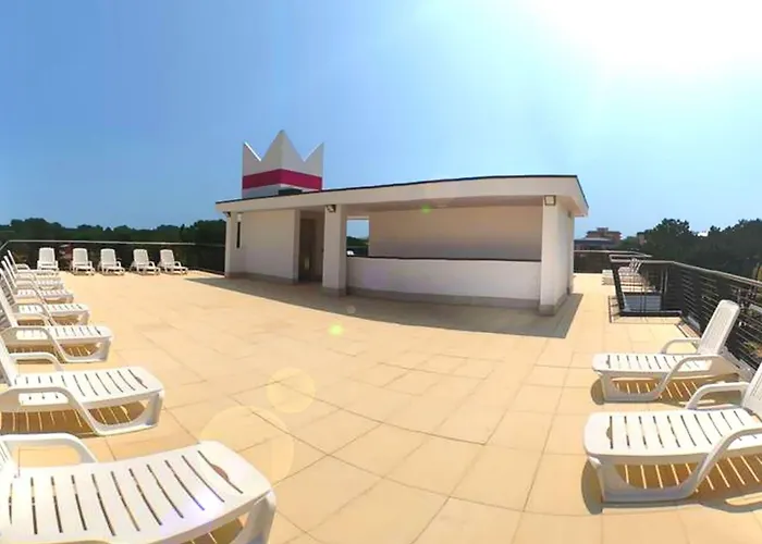 Sun, Sea And Poolside Bliss-beahost Apartament